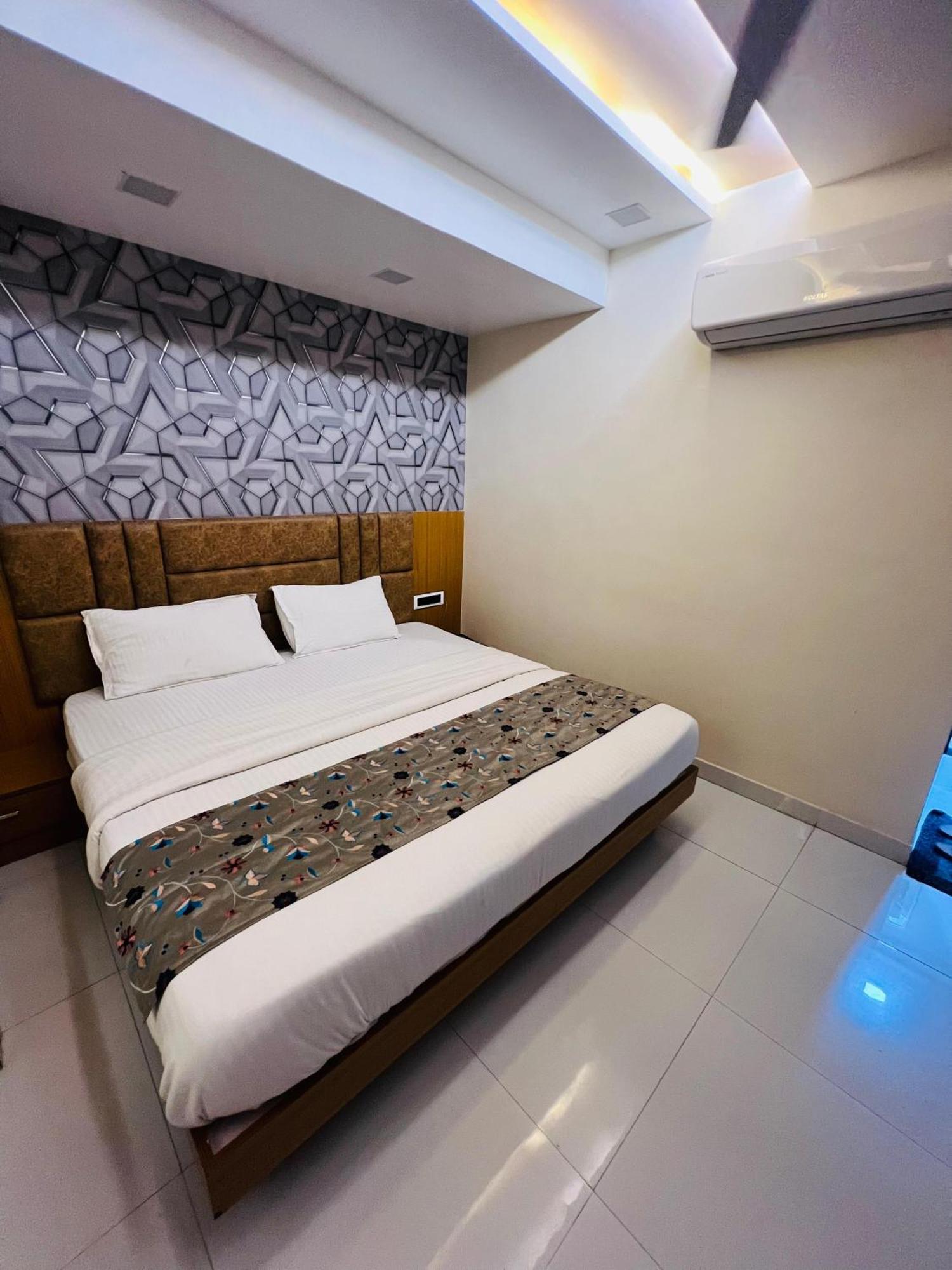 Hotel Exotic Ahmedabad Ngoại thất bức ảnh